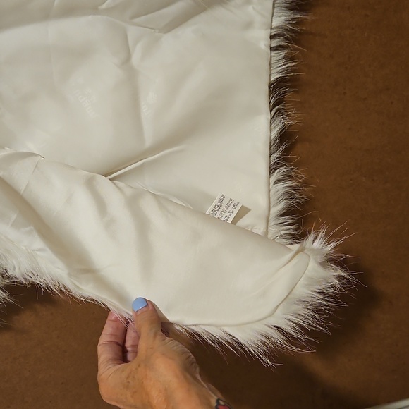 White Faux Fur Cropped Open Vest Wrap Bolero XS/SM Cover Your Shoulders NWOT - Picture 2 of 8